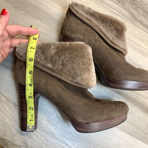 Women's UGG Dandelion Size 10 Brown Leather/Shearling High-Heel Ankle Bootie - Picture 10 of 12